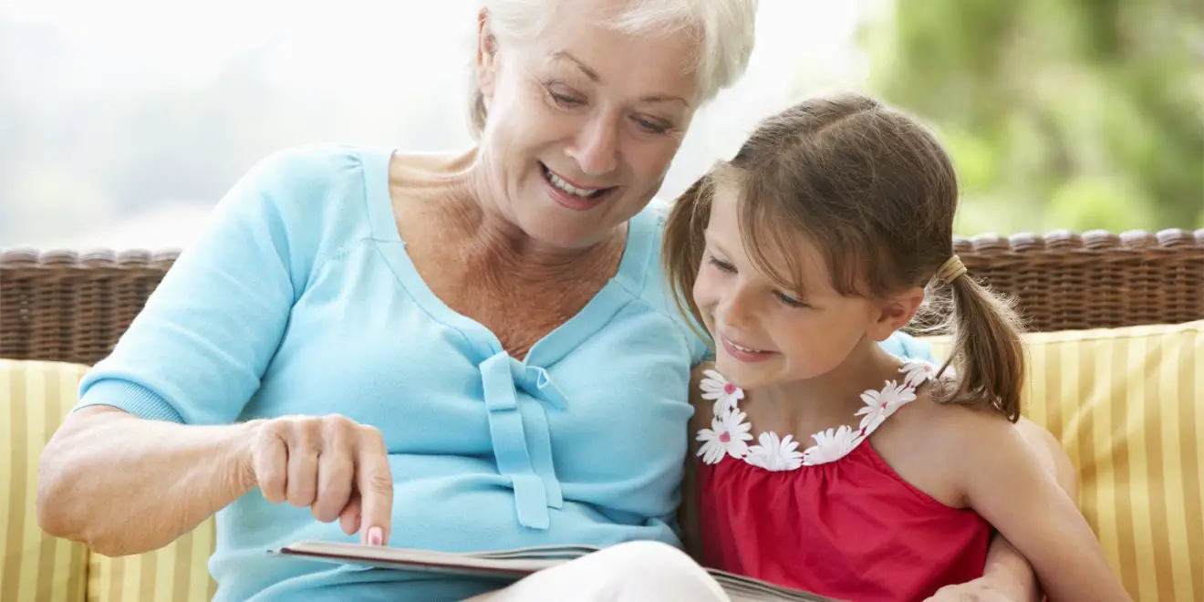 Los niños que crecen con sus abuelos son más felices